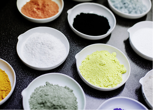 
Die Rohstoffe für die Emailherstellung stammen aus sechs Kontinenten.



