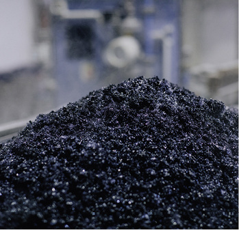 
Die Emailfritte – ein Glasgranulat – wird in einer Mühle zu spritzfähigem Emailschlicker verarbeitet.



