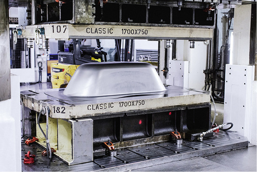 
Die Badewannen werden in Ahlen mit 



bis zu 1200 t Druck aus einer einzigen Stahlplatine geformt.



