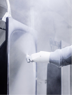 
Spritzroboter tragen den Emailschlicker auf die Badewannen auf, bevor es zum Brennen geht.



