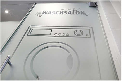 
Die Glastür als Abtrennung des Stauraums wurde von Kermi „geschmückt“ mit einem pfiffigen sandgestrahlten Dekor.



