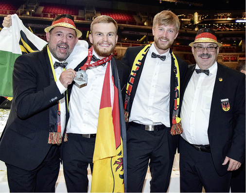 <p>
Bei den EuroSkills 2018 Medaillen geholt (v. l.): Trainer André Schnabel, Anlagenmechaniker Paul-Florian Schärschmidt, Klempner Benno Uhlmann und Trainer Josef Bock.
</p>

<p>
</p> - © ZVSHK

