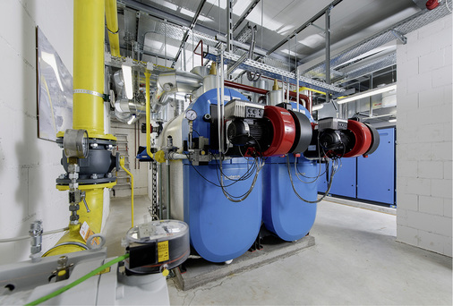 



In größeren Gebäuden kombinieren Heizsysteme häufig mehrere Wärmeerzeuger. Moderne Regelungen sorgen für ein effizientes Zusammenspiel der Komponenten und lassen sich fernsteuern.
