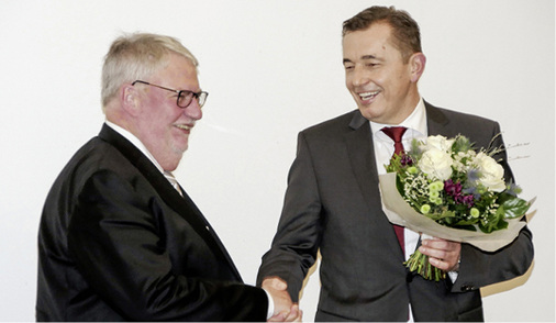 
Wachablösung an der Spitze des ZV-Vorstandes (v. r.): Der frisch gewählte Präsident Michael Hilpert verabschiedet seinen Vorgänger Friedrich Budde.



