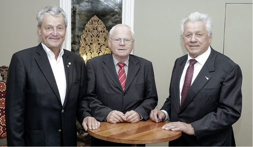 <p>
Ein Wiedersehen mit den Ehrenpräsidenten des ZVSHK (v. l.): Manfred Stather, Bruno Schliefke und Werner Obermeier informierten sich auf der Tagung über die Entwicklungen des Verbandes.
</p>

<p>
</p> - © Thomas Dietrich

