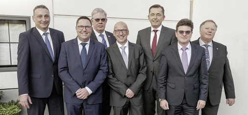 <p>
Der neue Vorstand des ZVSHK (v. l.): Frank Senger, Jens Wagner, Vizepräsident Norbert Borgmann, Andreas Schuh, Präsident Michael Hilpert, Hauptgeschäftsführer Helmut Bramann sowie Joachim Butz.
</p>

<p>
</p> - © Thomas Dietrich

