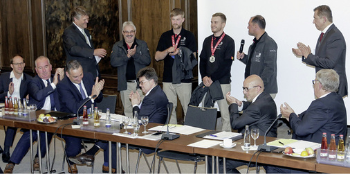 <p>
Beifall für die Medaillengewinner der diesjährigen EuroSkills (hintere Reihe von rechts): ZV-Präsident Michael Hilpert, Trainer André Schnabel, Anlagenmechaniker Paul-Florian Schärschmidt (Silbermedaille), Klempner Benno Uhlmann (Medal of Excellence), Trainer Josef Bock sowie Frank Ebisch (ZVSHK). 
</p>

<p>
</p> - © Thomas Dietrich

