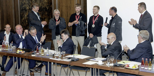
Beifall für die Medaillengewinner der diesjährigen EuroSkills (hintere Reihe von rechts): ZV-Präsident Michael Hilpert, Trainer André Schnabel, Anlagenmechaniker Paul-Florian Schärschmidt (Silbermedaille), Klempner Benno Uhlmann (Medal of Excellence), Trainer Josef Bock sowie Frank Ebisch (ZVSHK). 



