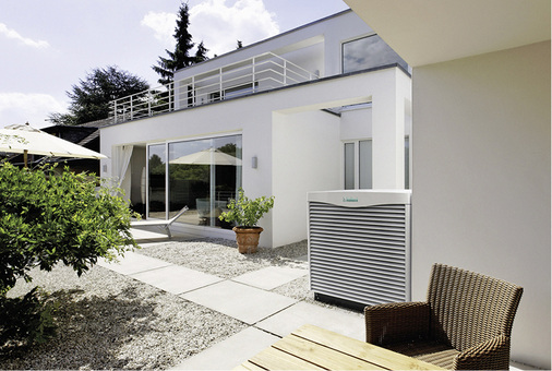 



Effizienz, Lautstärke und Größe des Gerätes sollten stets gleichzeitig geprüft und ins Verhältnis gesetzt werden. Denn teilweise erreichen Außengeräte einen besonders hohen COP nur durch Vernachlässigung von Maßnahmen beim Schallschutz.
