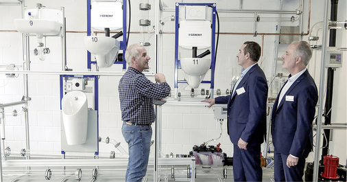 



Können jetzt im Kölner Kompetenzzentrum eindrucksvoll erläutern, wie Sanitärtechnik läuft (v. r.): Leiter Jörg Wermes, Obermeister Marc Schmitz sowie Ausbilder Klaus Dieter Schulz.
