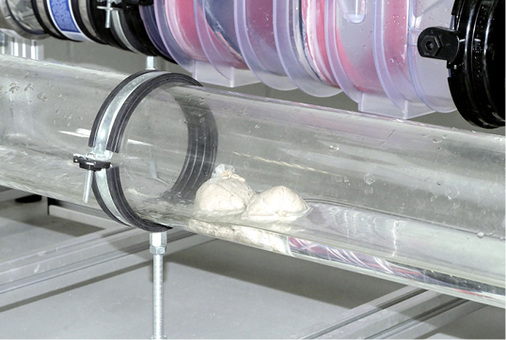 



… und Schwebekörper kaum mitnehmen. Fließt Wasser jedoch zu schnell, rauscht es an den simulierten Fäkalien vorbei – das erklärt manche Verstopfung.
