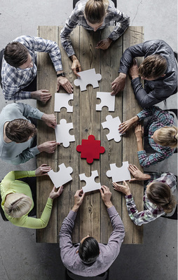 



Damit alle aus Fehlern lernen, sollten sowohl die Missgeschicke als auch Lösungsansätze im Team besprochen werden. Dies setzt einen vertrauensvollen Umgang miteinander voraus.
