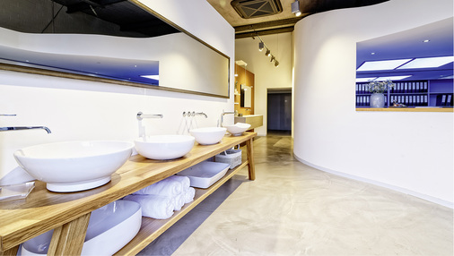 



Nicht die Menge der ausgestellten Musterwaren sollte das Flair ausmachen, sondern eine reduzierte, aber detailverliebte Darstellung in wenigen Komplettlösungen.
