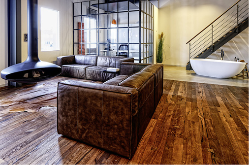 



Der Clou: ein offener, frei im Raum hängender Kamin im neuen „Industrial Loft“.
