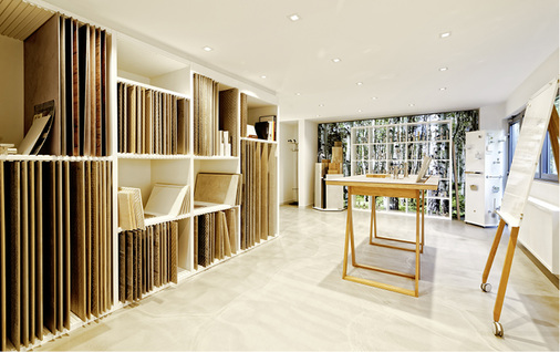 
Ein Collagentisch – mit einem grauen Filz bespannt und einer Nut versehen – bietet alle modernen Möglichkeiten der Materialpräsentation.



