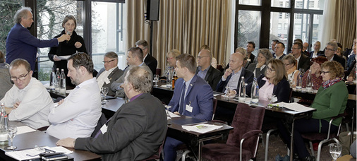 
Ob aus der Pflegewirtschaft oder Architektenschaft: Zahlreiche Wortmeldungen zielten auf verbesserte Bedingungen für die ambulante Pflege im häuslichen Umfeld.



