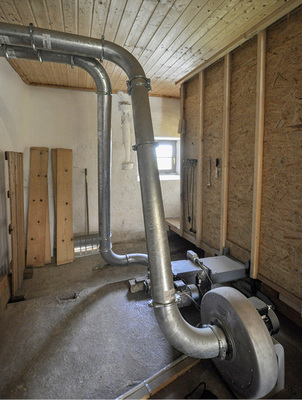 
Saugsysteme sind vor allem dann von Vorteil, wenn das Brennstofflager nicht direkt neben dem Heizraum steht oder wenn eine kurvige Förderstrecke zu überwinden ist.



