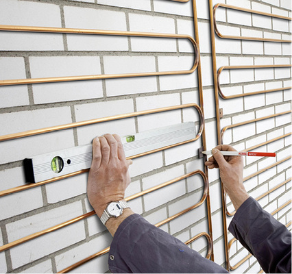 

Kupfer als Rohrleitungswerkstoff eignet sich für alle Einsatzbereiche in der Hausinstallation, hier für eine Wandheizung. Das reduziert die Lagerhaltung und macht den Fachhandwerker auf der Baustelle weitestgehend flexibel.





