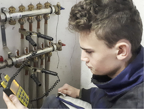 
Ermittlung der Temperaturdifferenz zwischen Vor- und Rücklauf mit einem Zweikanal-Temperaturmessgerät.



