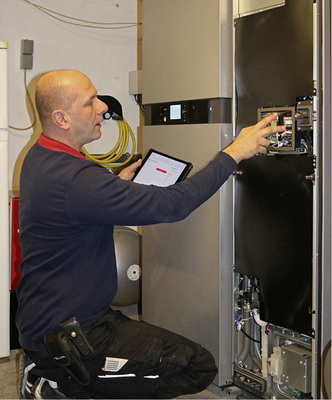 
Über eine App stehen die für den Auftrag notwendigen Angaben zur Verfügung, inklusive direkter Verknüpfungen, zum Beispiel in den entsprechenden Wartungsvertrag.



