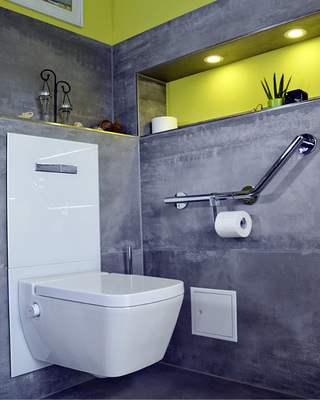 
Die verchromte Griffreling wird als Papierhalter genutzt. Sie passt sich in das Badambiente ein, ohne Rehacare-Optik zu erzeugen.



