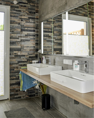 
Es war von Anfang an klar, dass es nicht dem optischen Anspruch genügt, einfach zwei Waschtische in unterschiedlichen Höhen und mit unterschiedlicher Gestaltung nebeneinanderzuhängen. 



