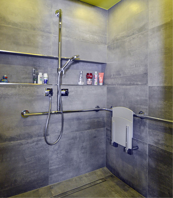 
Die Reling läuft über Eck und sorgt für Sicherheit im Sitzen und im Stehen, selbst an der integrierten Brausestange darf man sich festhalten.



