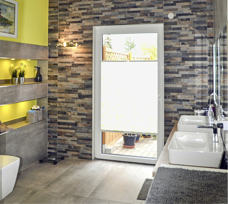 
Um die Längsstreckung des Raumes optisch abzumildern, wurde die Kopfwand mit einem auffallenden Material gestaltet: mit Bricks der Ausführung Schiefer-Multicolor.



