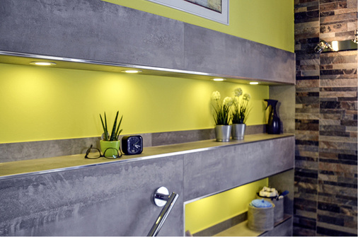 
Neben dem Funktionslicht am Spiegelschrank sorgen diverse Wandleuchten für ein ausgeglichenes und angenehmes Lichtszenario im Raum. Kleine LED-Spots in den Nischen setzen feine Akzente.



