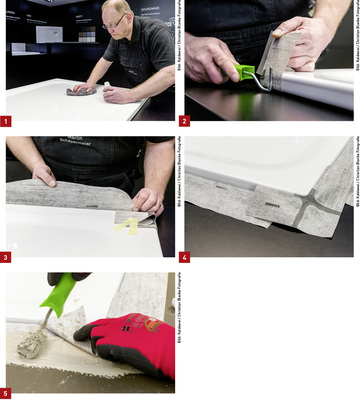 
1 Die Fläche gründlich von Staub und Fett befreien.



2 Dichtecken anbringen und glatt streichen.



3 Dichtband und Dichtecken müssen sich immer um rund fünf Zentimeter überlappen.



4 Die Abdichtung an allen Seiten weiterführen und fest mit der Dusche verkleben.



5 Für die Verbundabdichtung zunächst einen breiten Dichtanstrich auf dem Estrich sowie an den Wänden jeweils unterhalb der Dichtbänder vornehmen.
