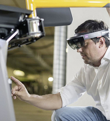 <p>
</p>

<p>
Per Datenbrille Detailkenntnisse übertragen: Für die Reparatur oder Wartung von Geräten führt dies zu einer Verbesserung der Arbeitsorganisation.
</p> - © Quelle: Microsoft – HoloLens

