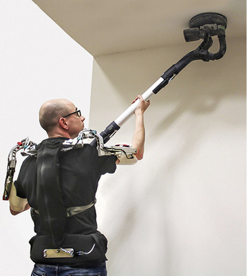 



Ermüdende Arbeit über Kopf: Ein sogenanntes Exoskelett unterstützt die Muskeltätigkeiten der Arme und verlängert die Ausdauer des Handwerkers.
