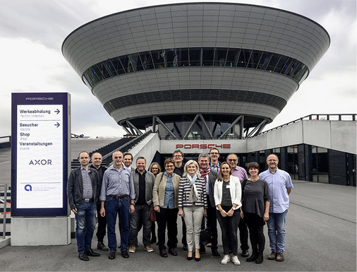 
Wie kann ein ambitionierter Badplaner die Customer Journey neu gestalten? Im Praxisworkshop in den Markenwelten ausgesuchter Automobilhersteller entwickelten die Axor-Plus-Teilnehmer mit Frank A. Reinhardt (Mitte hinten) Schnittstellen der Customer Journey für den eigenen Betrieb. 



