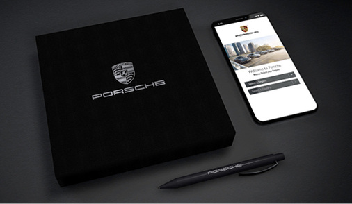 <p>
Die visuellen Erscheinungsbilder von Porsche und Axor haben die Farbe Schwarz als gemeinsamen Nenner: Schwarz symbolisiert Exklusivität und transportiert eine hohe Designqualität der Produkte. 
</p>

<p>
</p> - © Porsche / Axor

