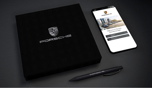 
Die visuellen Erscheinungsbilder von Porsche und Axor haben die Farbe Schwarz als gemeinsamen Nenner: Schwarz symbolisiert Exklusivität und transportiert eine hohe Designqualität der Produkte. 



