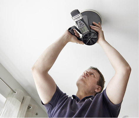 
Der erforderliche Volumenstrom wird bei zentralen Wohnungslüftungssystemen am Luftauslassventil eingestellt. Bei dezentralen Lösungen ist je nach Raumvolumen und Förderleistung eine entsprechende Anzahl Lüfterpaare in die Außenwand einzulassen.



