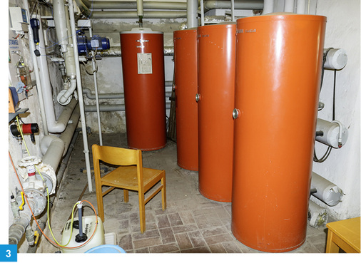 <p>
</p>

<p>
Bei einem Speicher-Trinkwassererwärmer mit einem Inhalt von 400 l muss durch die Konstruktion oder andere Maßnahmen (z. B. Umwälzung, bei Mehrfachspeichern gleichmäßige Beaufschlagung der einzelnen Speicher) sichergestellt werden, dass das Wasser an allen Stellen gleichmäßig erwärmt wird.
</p> - © Arnd Bürschgens

