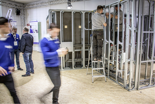 





Bäderbau konzeptionell zeitgemäß aus der Hand des Fachhandwerks: Auf der Fachmesse ISH 2017 in Frankfurt haben die Bäderbauer Aaron und Ulrich Bergmann (Mosbach) jeden Tag ein Bad komplett vor Ort aufgebaut. Name des Konzeptes: Badia.

