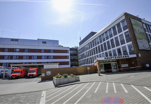 
Die immer heißeren Sommertage werden auch für Trinkwasserinstallationen in großen Zweckbauten zur Herausforderung: Ein großes Risiko für die Trinkwasserhygiene besteht in einer unzulässigen Fremderwärmung des Trinkwassers kalt.



