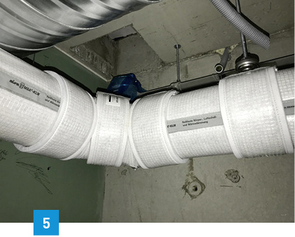 
Frei verlegte Entwässerungsleitungen, die durch schutzbedürftige Räume führen, benötigen eine Lösung aus Schall- und Schwitzwasserschutz.



