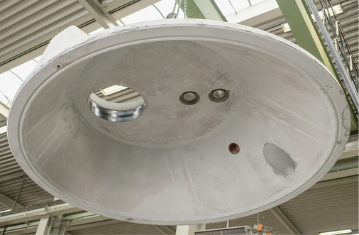 
Der Konus eines unterirdischen Pelletspeichers beim Verladen im Werk. Die Lagerräume sparen Platz im Gebäude und sind leicht zugänglich.



