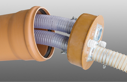 
Die Verbindungsleitungen zwischen dem pneumatischen Entnahmesystem und dem Heizkessel verlaufen in einem Leerrohr zwischen Speicher und Gebäude.



