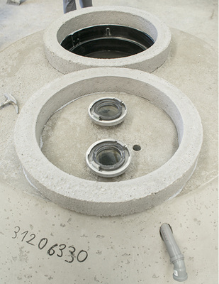 
Der Konus des Pelletspeichers Thermopel von oben. Hinten befindet sich der Einstieg und vorn die Befüllöffnungen.



