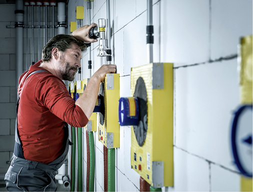 
Bei der Planung und Errichtung einer Trinkwasserinstallation sind nicht nur normative und gesetzliche Regelungen zum Erhalt der Trinkwasserhygiene zu beachten; auch die Installations- und Betriebskosten sollten möglichst niedrig und sicher kalkulierbar sein.



