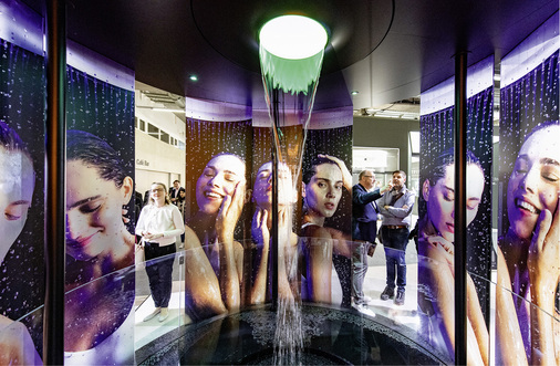 

Duschen als ein emotionales Erlebnis für die Sinne: die Präsentation des Aquamoon am Stand von Dornbracht.





