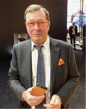 
Corporate Identity (CI) bis ins Detail: Judo-Chef Hartmut Dopslaff, akzentuiert in der Farbe seines Unternehmens.



