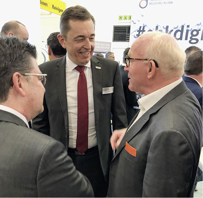 
Raum für Gespräche: Die Branchengrößen Helmut Bramann, Michael Hilpert (beide ZVSHK) und Prof. Dr. Martin Viessmann tauschten sich aus.



