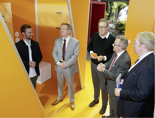 
Sonderschau Pflegebad: Staatssekretär Andreas Westerfellhaus (Pflegebeauftragter der Bundesregierung) informierte sich über Gestaltungsideen, wie sich auch auf kleinem Grundriss praktikable Einrichtungsmöglichkeiten umsetzen lassen.



