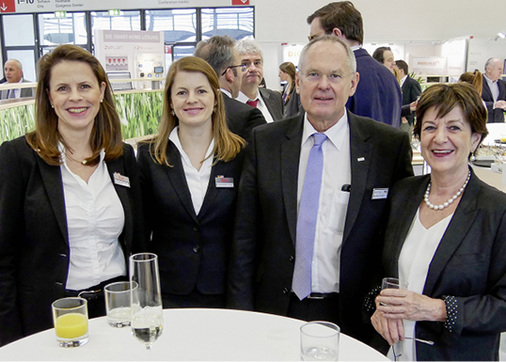 
Der ZVSHK-Stand war Treffpunkt für viele Branchenvertreter (v. l.): die Unternehmerinnen Christin Roth-Jäger, Dr. Anne-Kathrin Roth (beide Roth Industries), Bernhard Schaub (Oventrop) sowie Christiane Wodtke (Wodtke).



