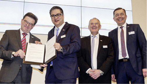 
Haftungsübernahmevereinbarung HÜV nach neuestem Zuschnitt (v. l.): Helmut Bramann, Johannes Rump, Bernhard Schaub und Michael Hilpert nach Unterzeichnung der HÜV 2.0 mit Oventrop.



